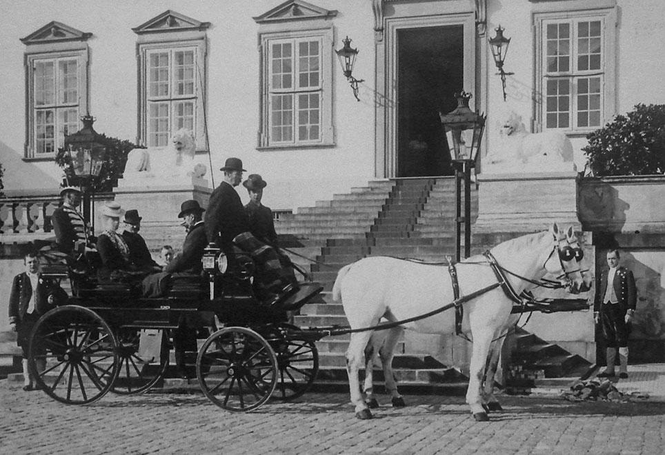 Frederik 8. holder ved Fredensborg Slot med tospand skimler forspændt en jagtbreak. Affotografering af original i den kongelige fotografisamling på Frederiksborg Slot.