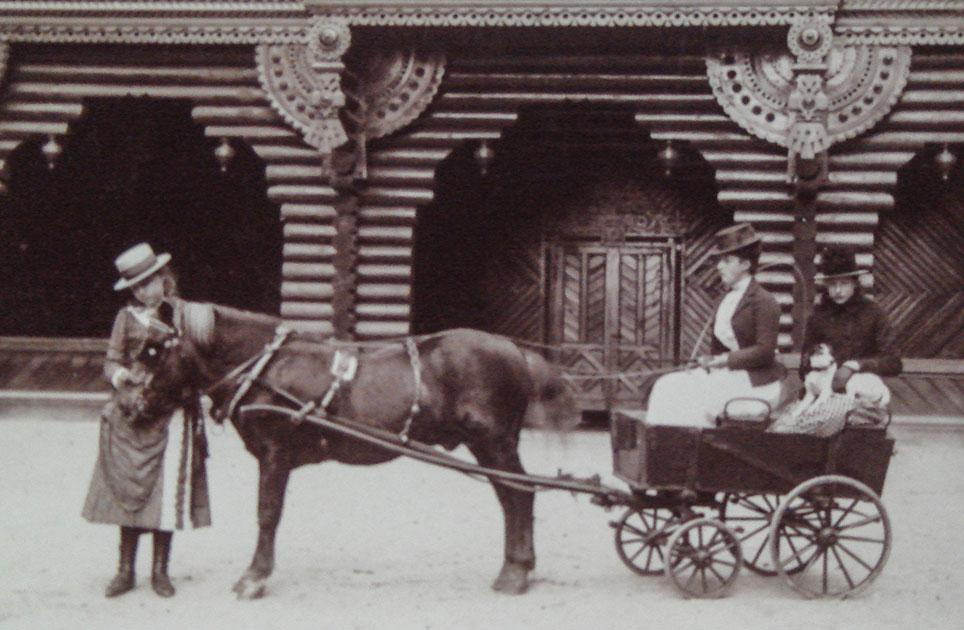 Prinsesse Maud af England (senere dronning af Norge) (1869-1938) kører en pony forspændt en lille bræddefjedervogn. Affotografering af foto i den kongelige fotografisamling på Frederiksborg Slot.