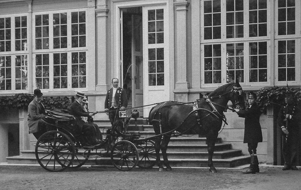 Kronprinsesse Alexandrine af Danmark kører enspænder. Affotografering af original i den kongelige fotografisamling på Frederiksborg Slot.