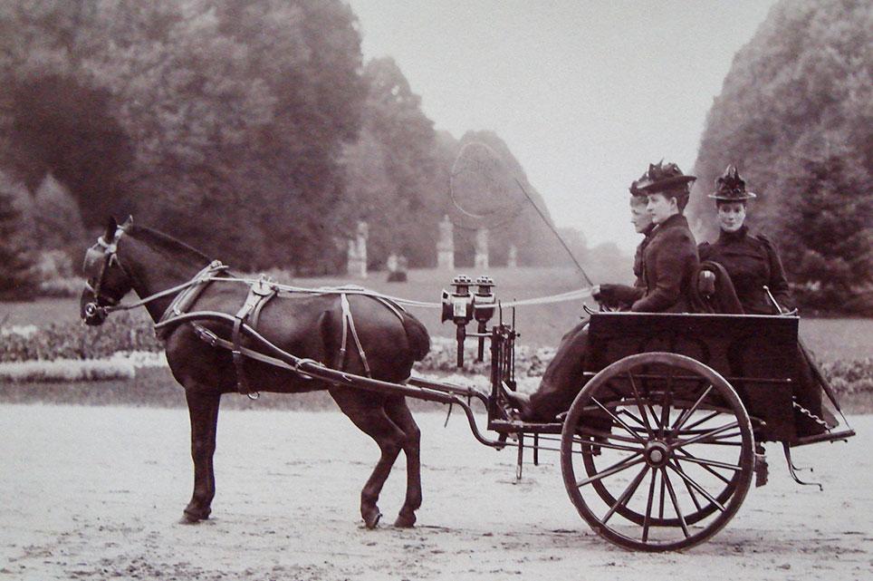 Dronning Louise af Danmark (1817-1898) kører selv sin pony (angiveligt Sorteper) ved Fredensborg Slot 1893. Affotografering af original i den kongelige fotografisamling på Frederiksborg Slot.