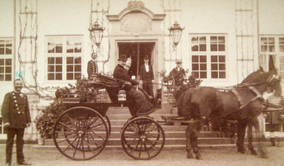 Frederik 8. og dronning Louise kører tospand forspændt en phaeton. Affotografering af original i den kongelige fotografisamling på Frederiksborg Slot.