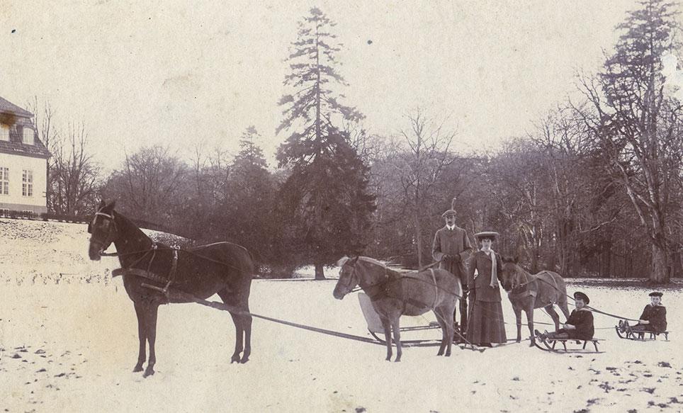 Kronprins Christian (10.) og kronprinsesse Alexandrine kører slæde sammen med deres sønner, prinserne Knud og Frederik (9.) på kælke ved Sorgenfri Slot. Foto: A. Th. Collin, 1911, Lyngby Stadsarkiv.