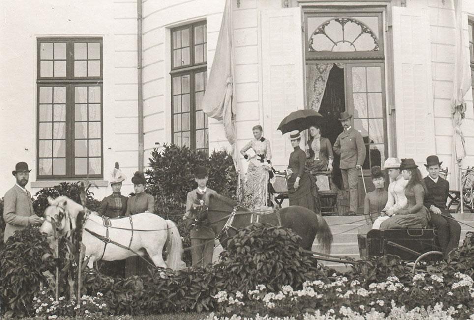 Storfyrstinde Alexandra af Rusland kører tandem med et spand ponyer ved Bernstorff Slot. Affotografering af foto i den kongelige fotografisamling på Frederiksborg Slot.