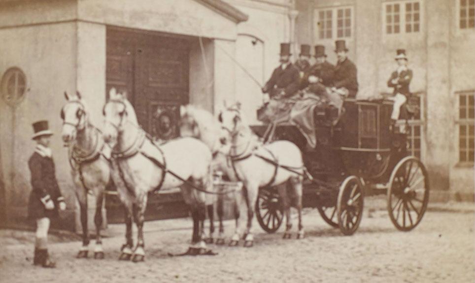 Christian 9. kører et skimlet 4-spand forspændt en coach. Foto: Georg E. Hansen, før 1891, Det Kgl. Biblioteks billedsamling.