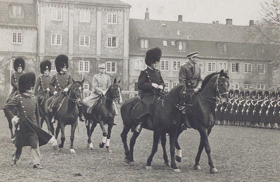 I forbindelse med hjemsendelsen af et hold fra Livgardens øvelseskompagni aflagde kronprinsregent Frederik (9.) besøg på Livgardens kaserne i København den 28. april 1943. Foto: Arne Hall Jensen, Det Kgl. Biblioteks billedsamling.