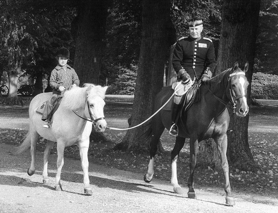 Kronprins Frederik rider på islænderen Perla sammen med berider N.K. Gredsted. Foto i Gredsteds samling.