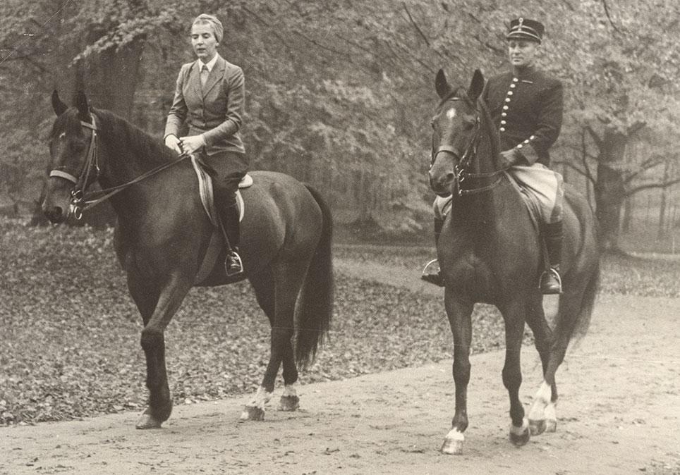 Som voksen red kronprinsesse Ingrid også gerne, her sammen med berider N.K. Gredsted ved Fredensborg. Foto i Gredsteds samling.