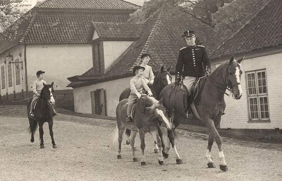 De tre prinsesser, Margrethe, Benedikte og Anne-Marie, rider ved Fredensborg sammen med berider N.K. Gredsted. Foto: Gunnar Wangel Film, N.K. Gredsteds samling.