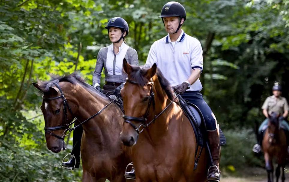 D.K.H. Kronprins Frederik og kronprinsesse Mary til hest i skoven ved Gråsten Slot, 2019. Foto: © René Schütze.