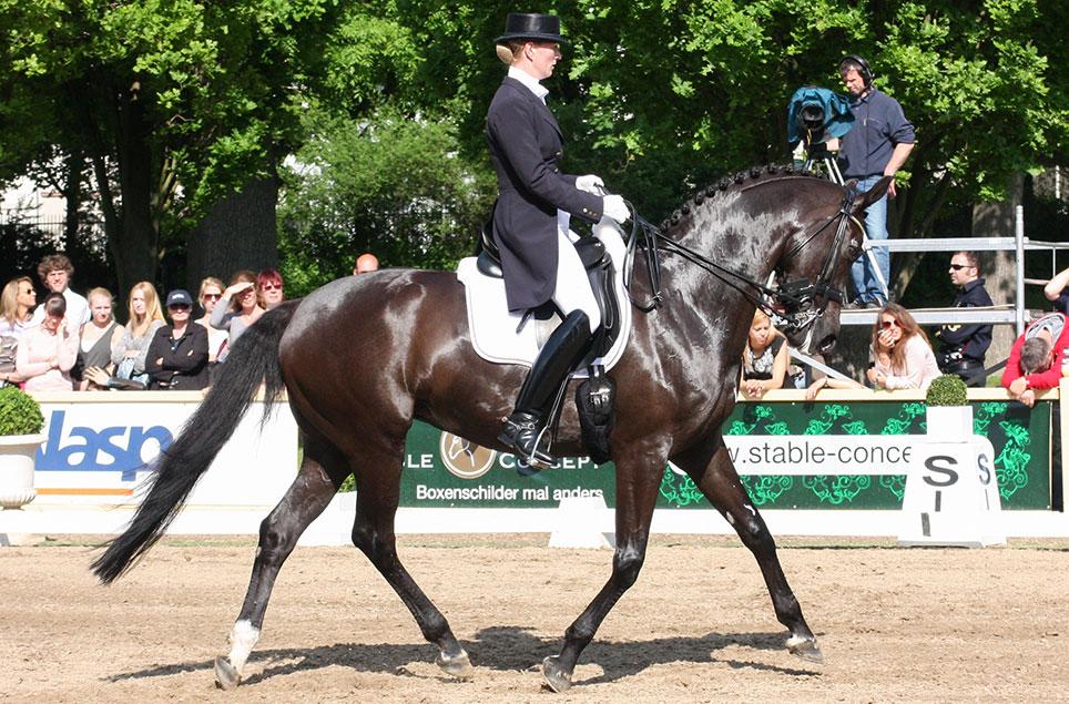 Prinsesse Nathalie zu Sayn-Wittgenstein og Fabienne i Grand Prix dressur ved CDI stævne i Wiesbaden i 2013. Foto: Oliver Abels, Wikimedia.