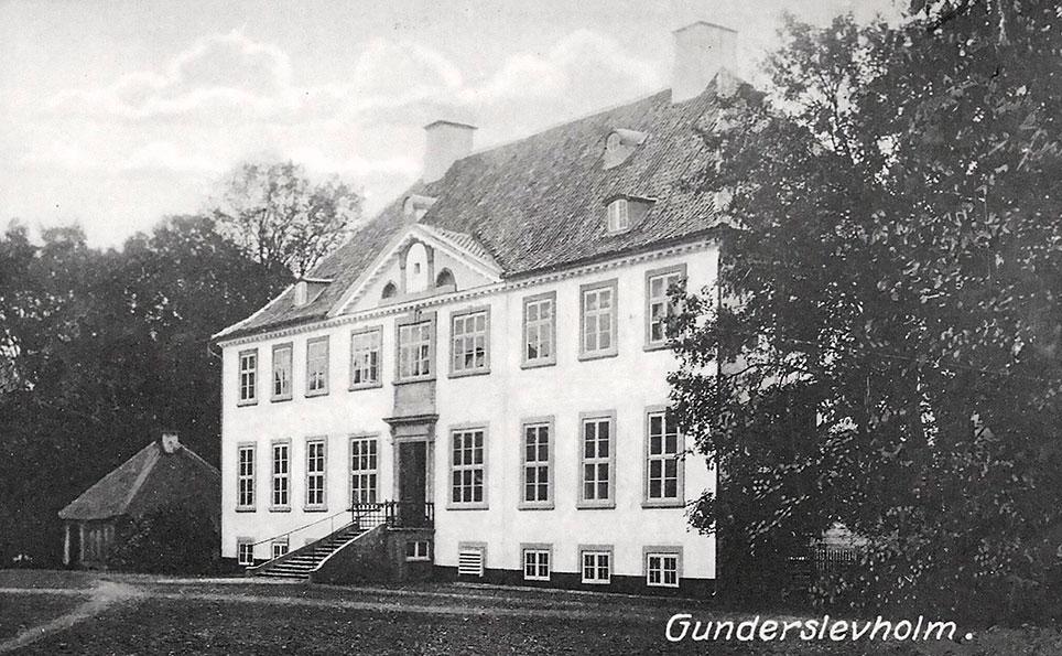 Postkort, der viser hovedbygningen ved Gunderslevholm. Udgivet af boghandler E. Larsen Demuth. Det kgl. Biblioteks billedsamling.