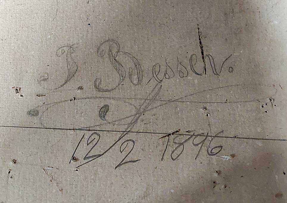 Papskiltet, der blev fundet under polstringen i landaueren, er underskrevet J. Besser og dateret 12/2 1896.