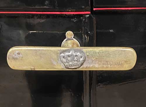 Som tidligere kongelig landauer har den kronede dørhåndtag. Foto: Ivan Bak.