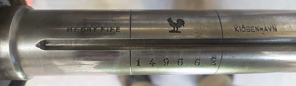 Landauerens aksler er mærket med "Henry Fife Kiöbenhavn", et hane-logo og et nummer.