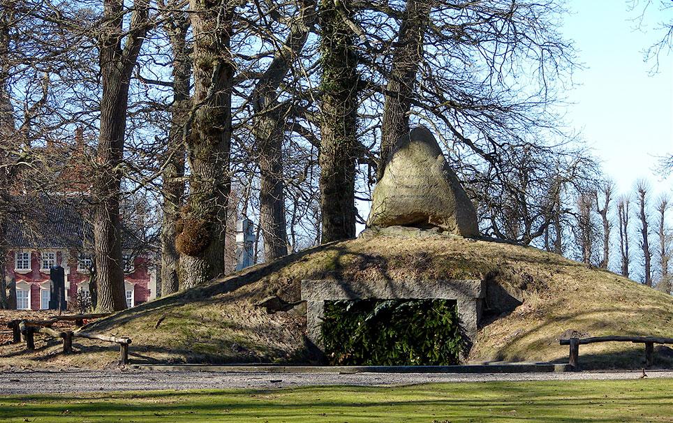 Grevinde Danners gravmæle i parken ved Jægerspris Slot. Foto: Wikipedia.
