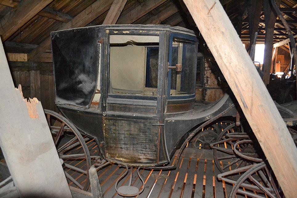 Coupé med buet front i Drammens Museum, Norge. Vognen har navkapsel med inskriptionen P. Nielsen Kjöbenhavn.
