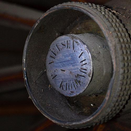 Navkapsel fra coupéen i Drammens Museum. Denne navkapsel har inskriptionen P. Nielsen Kjöbenhavn. Foto: Bjørn Høie.