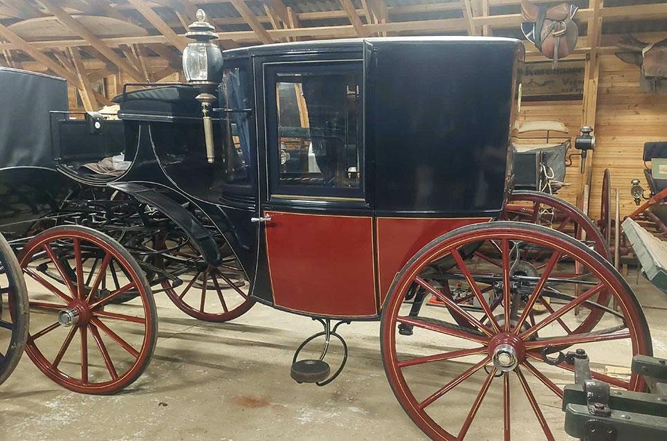 Clarence bygget hos Emanuel Nielsen. Bemærk ligheden med den vogn, som faderen P. Nielsen udstillede  ved Den Nordiske Industri-, Landbrugs- og Kunstudstilling i 1888. Se foto tidligere i artiklen. Vognen tilhører Ivan Bak. Foto: Ivan Bak.