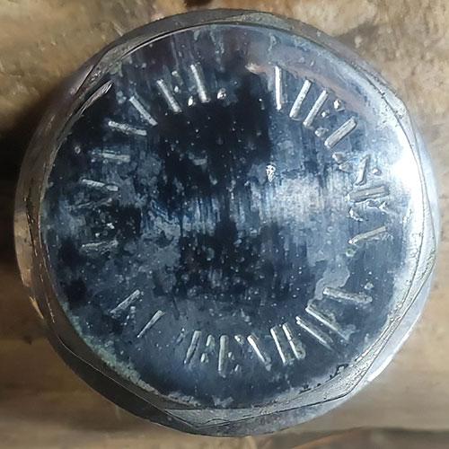 Navkapsel fra Ivan Baks vogn, der er vist nedenfor. Inskriptionen er utydelig, men er Emanuel Nielsen Kiøbenhavn.