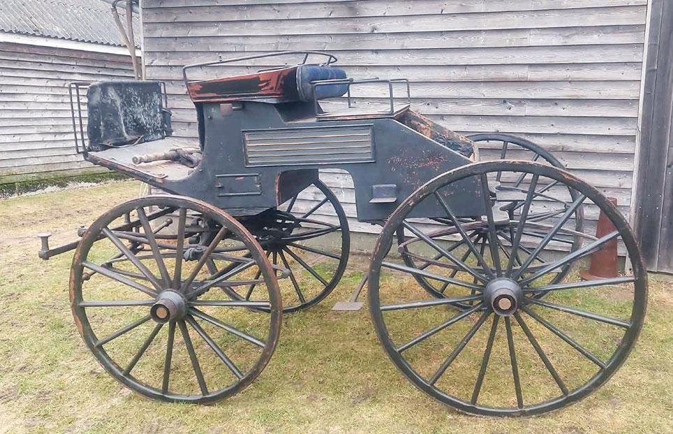 Urestaureret phaeton med navkapsler mærket James Fife, Brolæggerstræde 11 og aksler med James Fife Kiøbenhavn indgraveret. Vognen tilhører Ivan Bak, men stammer fra Jægerspris og har været en del af den nu lukkede Slesvigske Vognsamling. Foto: Ivan Bak.