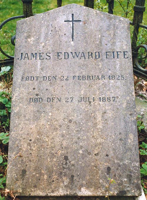 James Fifes gravsten på Assistens Kirkegård, København. Foto: Arkitekt Finn Ploug, Assistens Kirkegård, 1999.