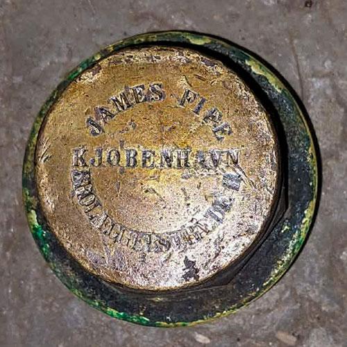 Navkapsel med inskriptionen James Fife Kjøbenhavn Brolæggerstræde 11. Foto: Ivan Bak.