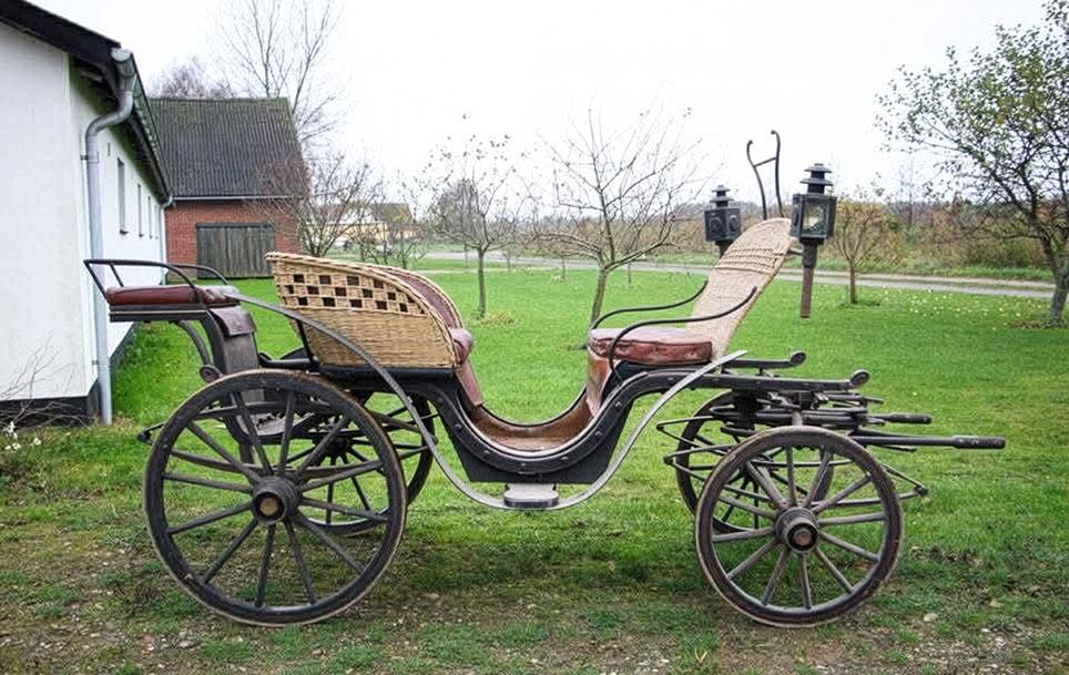 Ponyvogn med kurveflet og tjenersæde bygget hos James Fife. Vognen stammer fra Torbenfeldt Gods og er nu i Henrik Lauridsens samling. Foto: Henrik Lauridsen.