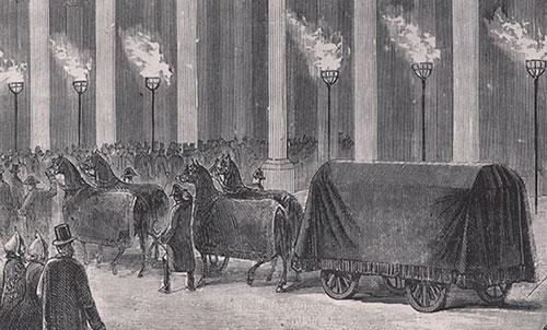 Denne illustration forestiller rustvognen med Frederik 7.s båre, der ankommer til Christiansborg Slotskirke i 1863. Her er der tale om en fourgon, der er overtrukket med sort klæde. Sådan kan ekvipagen også have set ud, da grevinde Danners båre med rustvogn og 4-spand blev ført fra Holmens kirke til Jægerspris. Illustration i Journal Universel, vol. XLIII, nr. 1089, side 21. Det kgl. Biblioteks billedsamling.