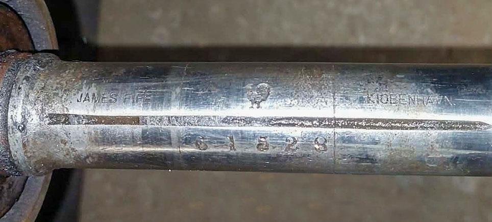 Hjulaksel med inskription James Fife Kiøbenhavn. Hane-logoet i midten viser, at akslen er fremstillet hos Carl Theodor Wecker i Offenback am Main i Tyskland. Disse aksler blev forhandlet af Nienstædt & Co i København.